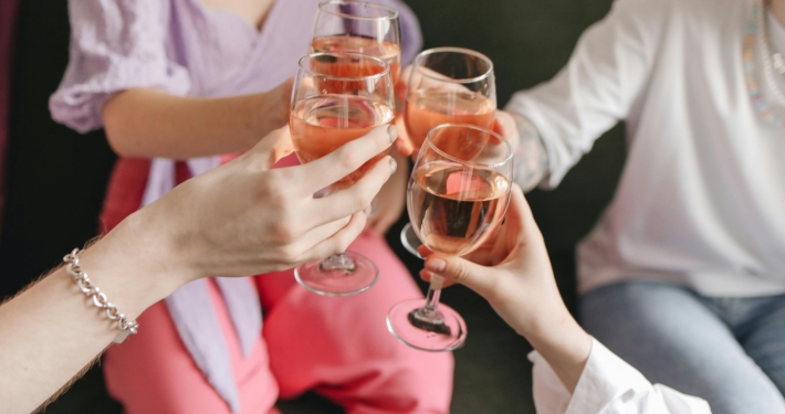 vino rosa brindis